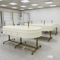 Luxuriöse Cremeweiße Klavierlack-Schmuckvitrine Ausstellungsschrank mit Edelstahl-Titan-Beschichtung und Dreifarbiger LED-Beleuchtung