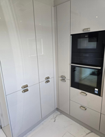 Meuble de cuisine en forme de L, plan de travail en bois, portes blanches, poignées noires, panneau MDF écologique E1, stratifié PVC, ensemble de rangement personnalisé