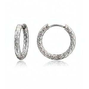 ต่างหูห่วงแบบคลา<span class=keywords><strong>ส</strong></span><span class=keywords><strong>ส</strong></span>ิคลายหนังงู  ทำจากสแตนเลส<span class=keywords><strong>ส</strong></span>ตีลเคลือบเงิน  ผิวสัมผั<span class=keywords><strong>ส</strong></span>แบบตอกลาย  เห<span class=keywords><strong>ม</strong></span>าะ<span class=keywords><strong>ส</strong></span>ำหรับทั้งชายและหญิง  เป็นของขวัญ - Product Image 6