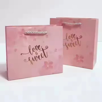 Boîte en carton ondulé écologique et recyclable avec pelliculage mat, structure biodégradable pour l'emballage de vêtements, chaussures et chaussettes