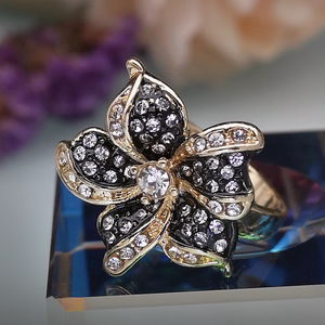 Anello a forma di fiore, design elegante, gioiello da donna per l'uso quotidiano - Product Image 5