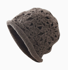 Gorro de Flores Tejido a Crochet Hecho a Mano para Mujer, Otoño/Invierno - Versátil, Cálido, Suave y Bordado con Flores - Product Image 3