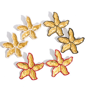 Boucles d'oreilles clous fleur en acier inoxydable plaqué or 18 carats, rouge, noir, blanc, à cinq pétales, pour usage quotidien, design floral géométrique - Product Image 5