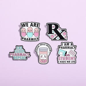 Recién llegado, We Are Pharmily Letters Frase Enfermera Pins Love Pill Woundplast Metal Craft Broche Esmalte suave Pin de solapa - Product Image 2