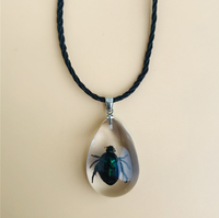 Prix d'usine vente en gros résine micro paysage véritable insecte jaune scorpion ambre collier pour vente au zoo