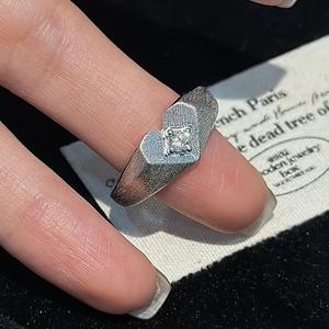 Bague en argent pur S925 avec un design de niche, simple, élégante, vintage, incrustation de zircon en forme de cœur, bague ouverte, principalement en alliage - Product Image 1