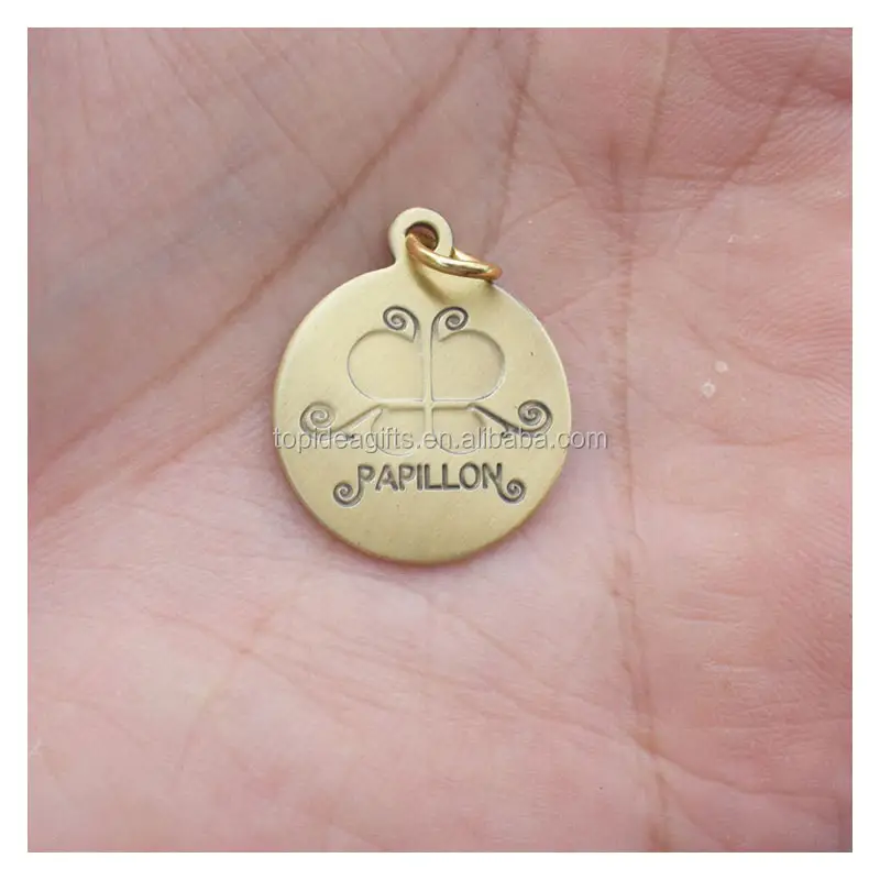 Etiquetas de amuleto de material de latón redondo personalizadas a la moda, logotipo de mariposa grabado con anillo de salto Chapado en bronce antiguo