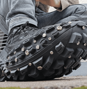 Sneakers Unisex con Suola Oversize a Battistrada di Pneumatico, Tacco Estremo da 15mm, con Borchie a Vite, Stile Consumato - Product Image 3