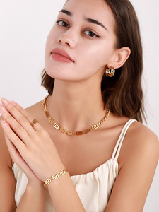 Ensemble de bijoux transfrontalier : Collier chaîne cubaine, Bracelet motif Grande Muraille, Boucles d'oreilles et Bague - Product Image 6