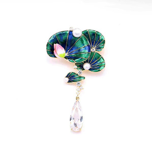 Broche de Flor de Loto con Hojas Verdes, Cristal de Perla, Chapado en Oro, Accesorio de Moda para Mujer - Product Image 2