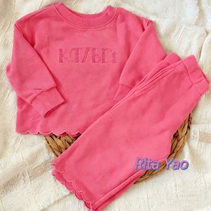 Set coordinato in <span class=keywords><strong>felpa</strong></span> e <span class=keywords><strong>pantaloni</strong></span> in French Terry per neonate e bambine, personalizzabile con ricamo, completo primaverile con <span class=keywords><strong>felpa</strong></span> a bordo smerlato per <span class=keywords><strong>bambina</strong></span> 2026 - Product Image 4