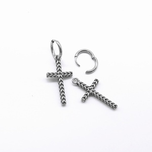 Aros Huggie para Hombre, Acero Inoxidable 316L Hipoalergénico, con Cruz Trenzada, Estilo Vintage Punk Gótico - Product Image 4