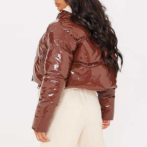 Manteau d'hiver personnalisé <span class=keywords><strong>en</strong></span> duvet de canard brillant de couleur chocolat pour femmes <span class=keywords><strong>veste</strong></span> courte <span class=keywords><strong>en</strong></span> <span class=keywords><strong>vinyle</strong></span> à bulles d'air - Product Image 2