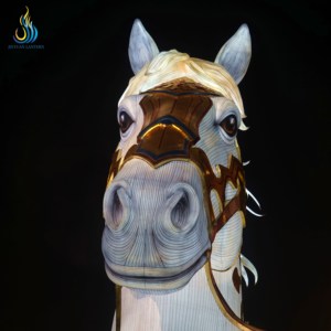 Lanterne de festival LED en tissu de soie sculptée à la main, personnages <span class=keywords><strong>Mulan</strong></span> et cheval en 3D, pour parc à thème - Product Image 6
