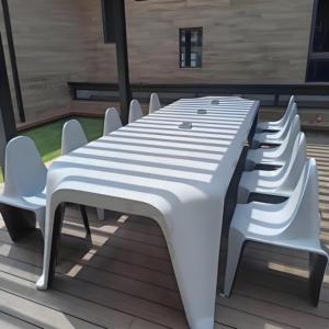 Ensemble de chaises et de table à manger en fibre de verre blanche moderne et luxueuse pour la maison, l'hôtel et la villa, utilisation intérieure/extérieure - Product Image 1