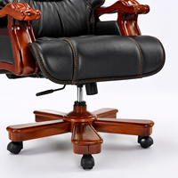 Chaise de direction en bois sculpté A8049 avec dossier rembourré noir pour bureaux classiques