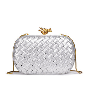 Sac bandoulière en cuir synthétique tressé – Corps argenté avec quincaillerie métallique torsadée dorée |   Disponible en plusieurs couleurs - Product Image 1