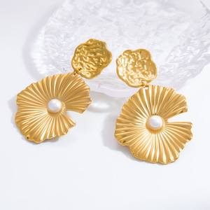 ต่างหูรูปทรงดอกไม้ประดับมุก ชุบทอง 18K ประดับขอบแบบ Bezel Setting เครื่องประดับสำหรับงานปาร์ตี้ รุ่น EH11480 - Product Image 4