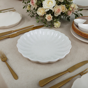 Nouvel arrivage d'assiette en <span class=keywords><strong>porcelaine</strong></span> de restaurant de mariage blanc à bord de chrysanthème assiette en <span class=keywords><strong>porcelaine</strong></span> <span class=keywords><strong>blanche</strong></span> personnalisée - Product Image 3