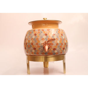 Olla de Cobre Artesanal de Tamaño Mediano 8000ML, Diseño 3D Premium en Cobre Dorado con Soporte de Latón, Tapa y Grifo - Product Image 1