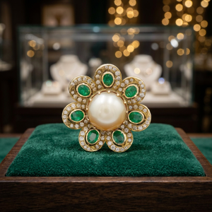 Anillo de Diamantes de Corte Redondo con Esmeralda Verde Ovalada en Oro Sólido de 18K con Perlas de Agua Salada, Anillo Tradicional Indio con Diseño de Flor - Product Image 2