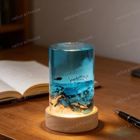 Großhandel Handgefertigte Zylindrische Tauchlampen-Nachtleuchte aus Epoxidharz mit USB-Dimmbarer LED und Massivholz-Basis als Tischlampe und Geschenk