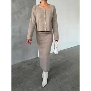 Ensemble de costume en tricot pour femme Visa, veste boutonnée beige et jupe assortie - Product Image 3