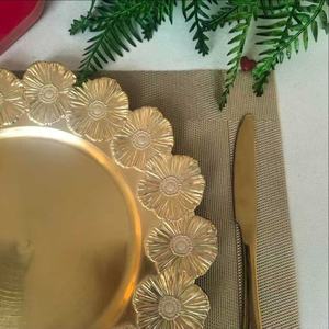 Venta al por mayor <span class=keywords><strong>de</strong></span> fábrica: <span class=keywords><strong>Platos</strong></span> <span class=keywords><strong>de</strong></span> plástico dorados <span class=keywords><strong>de</strong></span> 13 pulgadas con diseño <span class=keywords><strong>de</strong></span> flor <span class=keywords><strong>de</strong></span> coral para bodas y banquetes (para colocar debajo del plato) - Product Image 6