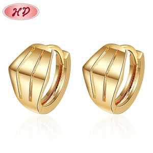 Pendientes de aro gruesos chapados en oro con rayas, joyería de latón hueca geométrica de moda para niños - Product Image 1