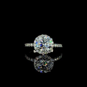 Bague en moissanite de qualité supérieure pour femmes, élégante pour fiançailles et mariage, disponible au meilleur prix du marché. - Product Image 5