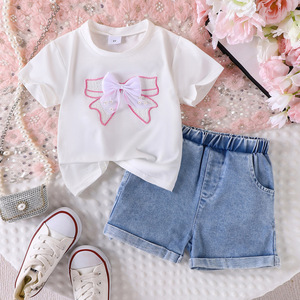 Nuevo Conjunto de Verano para Niñas Pequeñas y Medianas, Camiseta Blanca con Lazo y Pantalones Cortos de Mezclilla, Traje de Dos Piezas - Product Image 1