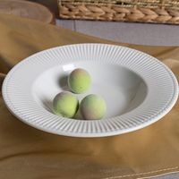 Luxe wit keramiek porseleinen servies met bloemvormig design, ecologisch, modern, op maat gemaakt, hoogwaardig design.
