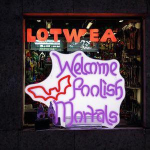 Insegna LED Neon 'Welcome Foolish Mortals' per Halloween, Luci Multicolore con Telecomando, Impermeabile IP65, Alimentazione USB, Decorazione da Parete - Product Image 3