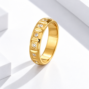 Anillo geométrico en tono dorado con banda ancha y detalles de piedras transparentes espaciadas, joyería de diseño. - Product Image 1