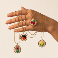 Collier en acier inoxydable avec pendentif brodé en tissu, motifs variés, accessoires de niche et originaux, vente en gros