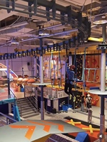 Grand parc d'aventure intérieur commercial avec trampoline, aire de jeux interactive, parcours ninja, piscine à balles, centre de divertissement