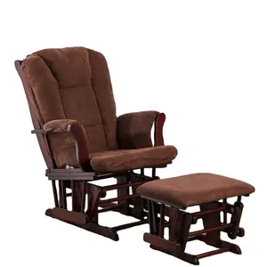 Chaise à bascule marron à dossier carré, avec rembourrage et repose-pieds