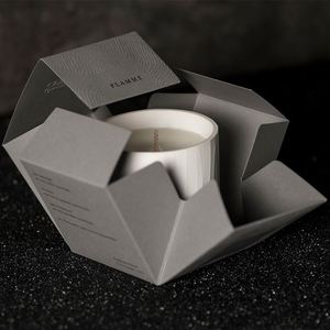 Bougie parfumée de luxe Dune dans un coffret origami gaufré, parfum boisé - Product Image 5