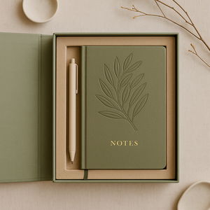 Set de Regalo de Cuaderno Verde Oliva con Diseño de Hoja Grabada, Diario Minimalista de Cuero PU y Bolígrafo Beige en Caja de Regalo - Product Image 1