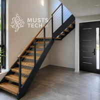 Escalier à double poutre latérale en fabrication métallique sur mesure pour villa architecturale, avec conception esthétique et connectivité optimisées