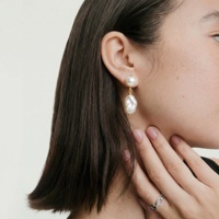 Nouvelles Boucles d'Oreilles Pendante Tendance Personnalisées en Laiton Plaqué Or avec Imitation Perles pour Femme, Vente en Gros