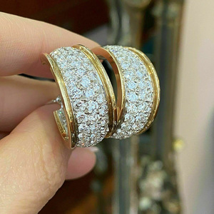 Eleganti Orecchini a Cerchio con Pavé per Donne, Gioielli di Lusso alla Moda - Product Image 4