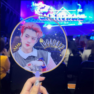 Venta al por mayor bajo MOQ personalizado ídolo imagen Impresión de PVC transparente círculo en forma de plástico redondo Kpop piquete ventilador - Product Image 2