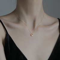Collier pendentif rond simple en acier inoxydable avec chaîne en O plaquée or 18 carats - Bijou tendance et polyvalent pour femmes