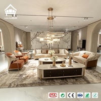 Ensemble de canapés de salon de luxe moderne, revêtement beige et marron, avec fauteuils, table basse et meuble TV pour villa et manoir