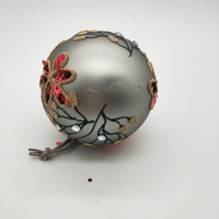 Boule de Noël en verre de qualité supérieure, 8 cm, gris mat, avec des fleurs rouges, pour la décoration de l'arbre de Noël