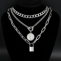 Collier à trois couches style luxe léger pour femme, avec pendentif plaque gaufrée et chaîne à maillons en alliage de zinc, best-seller