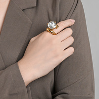 Bague de style français exagérée avec pierres précieuses pour femme, élégante pour le quotidien, en acier inoxydable plaqué or 18 carats, fabrication de précision, haut de gamme