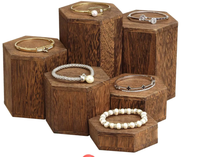 Risers hexagonaux en bois pour présentoir de bijoux et d'accessoires, Risers d'exposition en bois accessoires Photo
