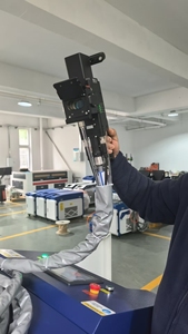 Nettoyeur laser industriel haute puissance 6000W continu pour l'élimination efficace de la rouille et le détartrage des métaux - Product Image 5